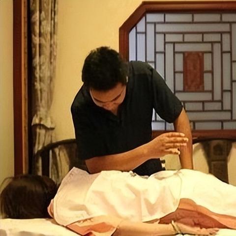 (按摩英文叫啥)在英文中，按摩被称为Spa，不是爸。